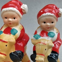 jule nisser rødt tøj ridende på halm bukke porcelæn gammeldags julepynt